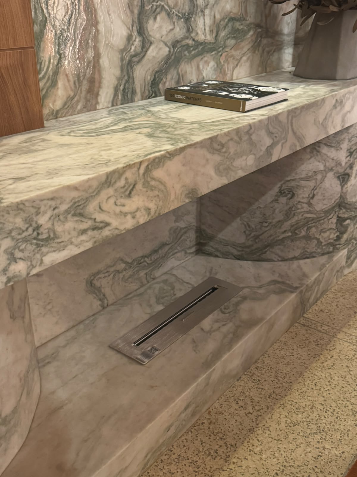 Queimador ecológico em inox instalado em bancada de mármore com veios verdes