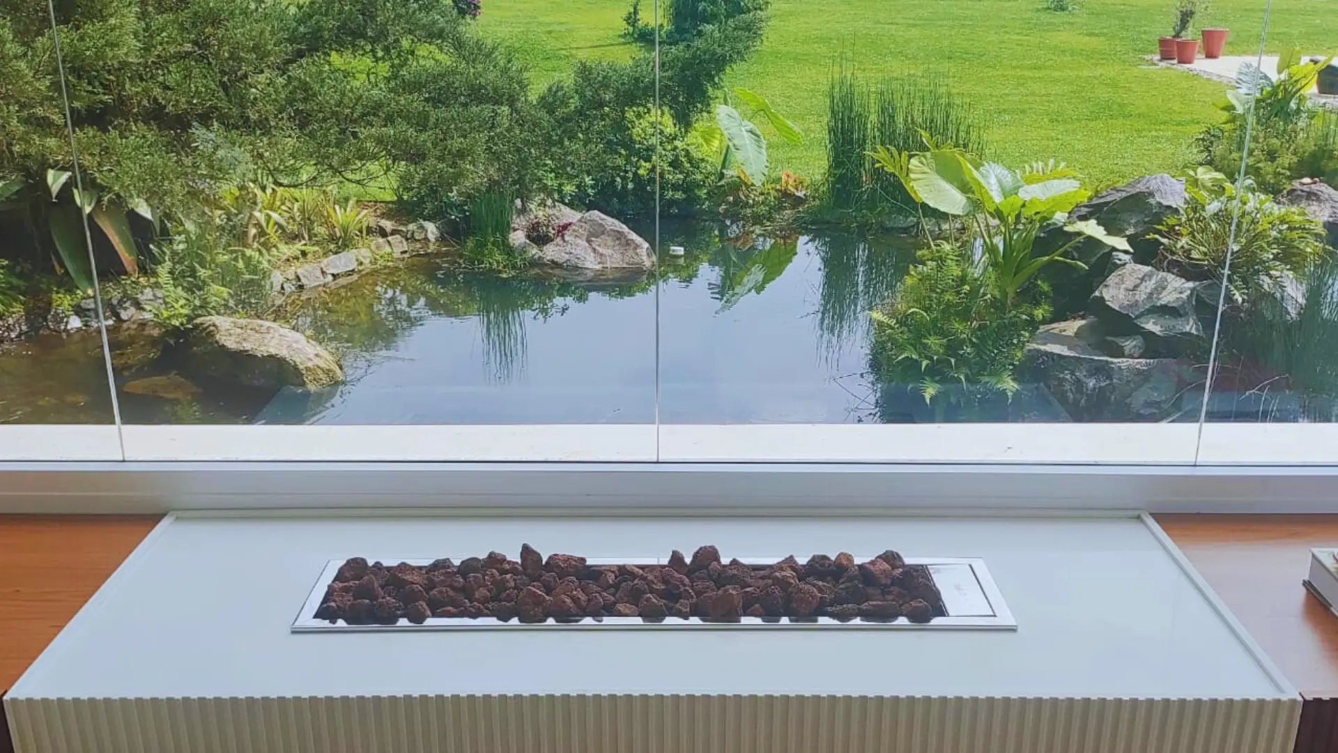 Lareira a gás com pedras vulcânicas da SC Lareiras